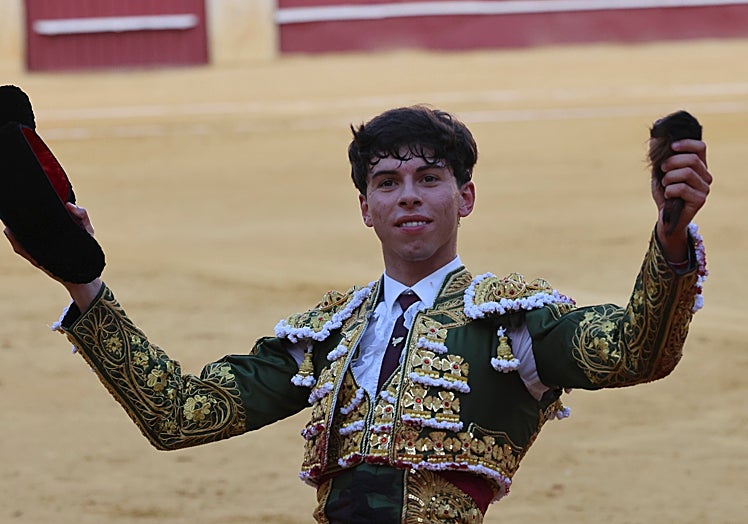 Méndez, paseando la primera oreja de la feria.