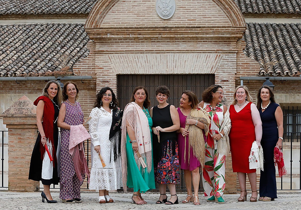 En el centro, la regidora Lourdes Moreno con la pregonera y las manolas