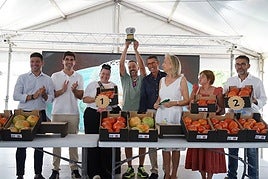 Entrega de premios del Concurso Subasta Tomate Huevo de Toro 2025, con Daniel García Plaza alzando el trofeo del primer puesto.