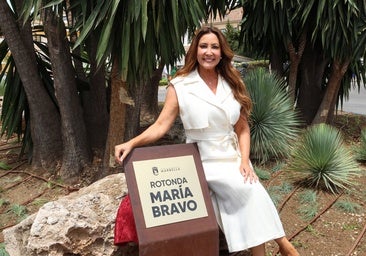 La filántropa, María Bravo, junto a la placa que da nombre a la rotonda en su honor en Marbella.