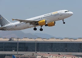 Avión de Vueling despega del aeropuerto de Málaga.