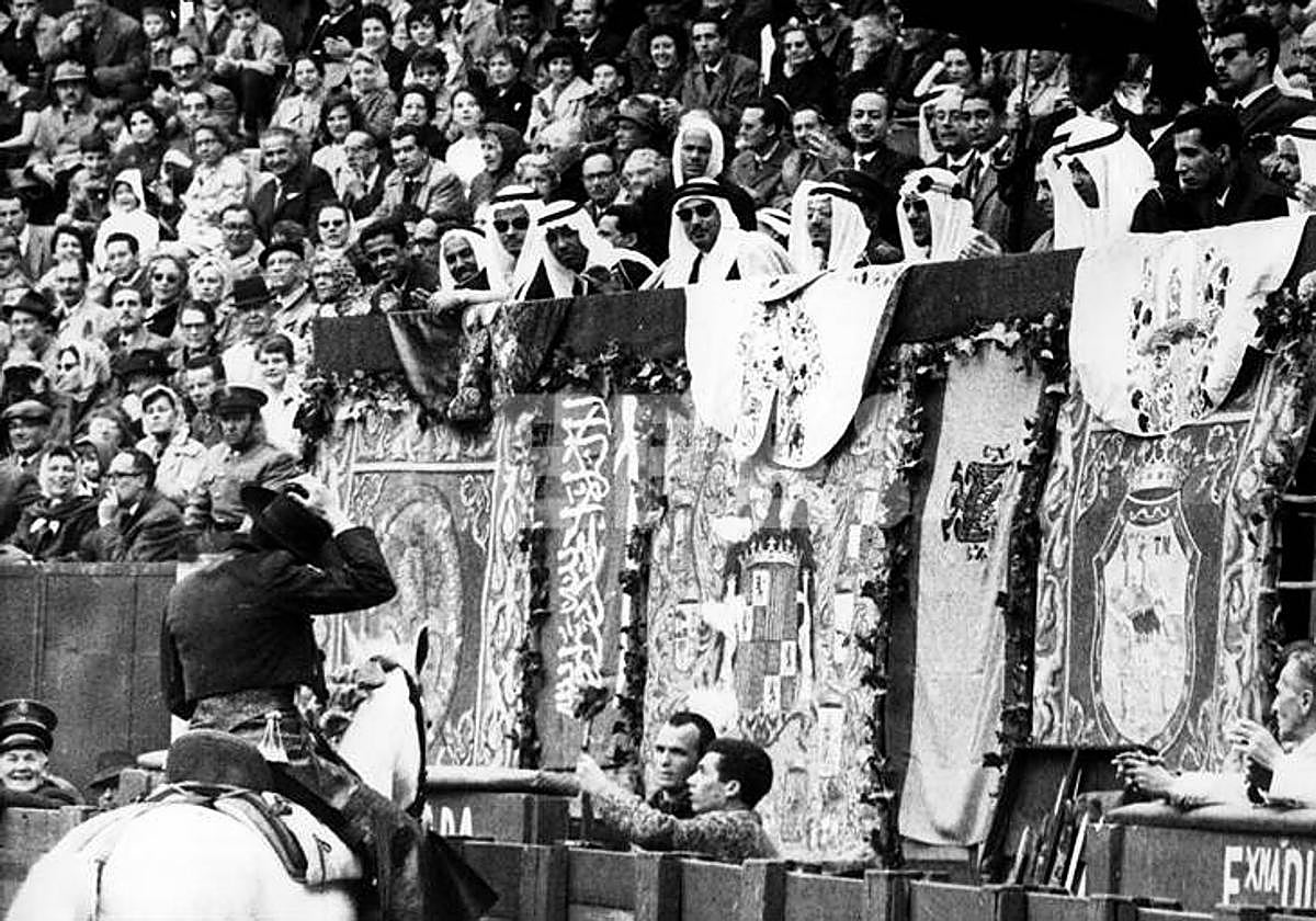 El rey Saúd en la plaza de toros de la Malagueta.