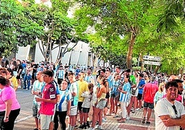 El Málaga se ha convertido en un fenómeno de masasdigno de estudio; en la foto, colas para entrar a las 20,25 horas en La Rosaleda para ver el Costa del Sol.