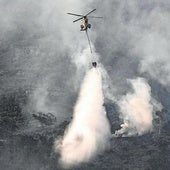 Un helicóptero combate el incendio que afectó a la Sierra de la Plata, en Tarifa (Cádiz).
