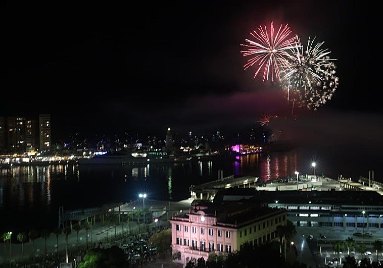 Miles de personas se congregaron en las playas para ver los fuegos.