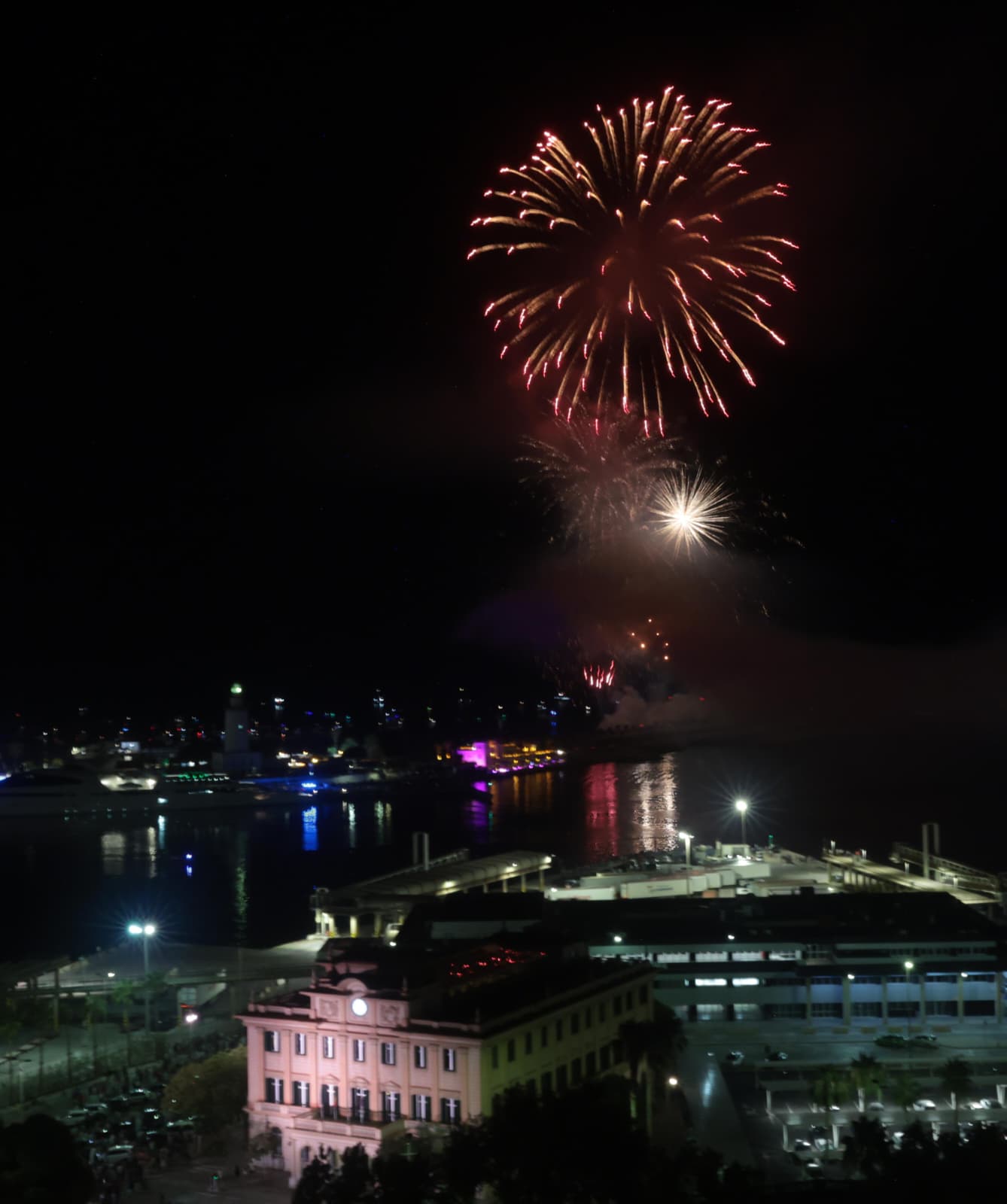 Las mejores imágenes del espectáculo de fuegos artificiales y drones de la Feria de Málaga 2025