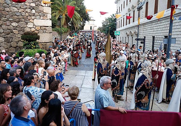 La Cabalgata Histótica de la feria se celebró este viernes por la tarde..
