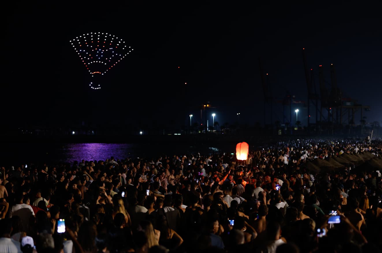 Las mejores imágenes del espectáculo de fuegos artificiales y drones de la Feria de Málaga 2025
