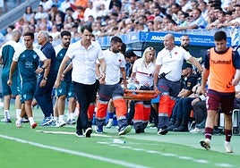 Luismi, retirado en camilla en la primera parte del partido.