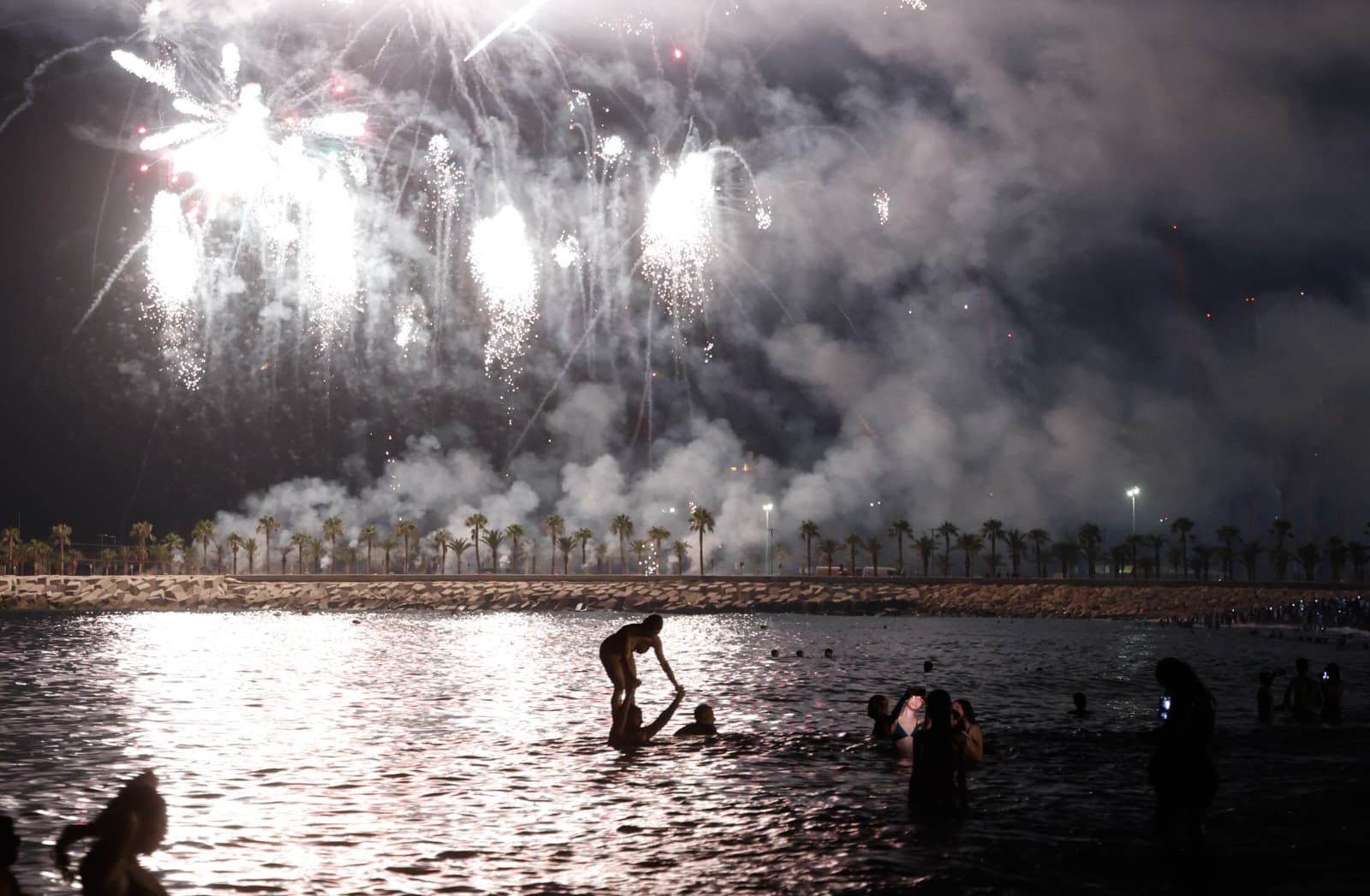 Las mejores imágenes del espectáculo de fuegos artificiales y drones de la Feria de Málaga 2025