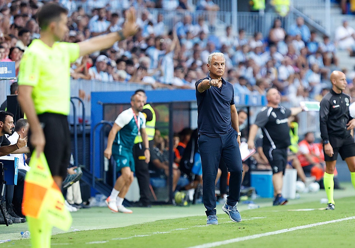 Sergio Pellicer transmite instrucciones durante el partido.