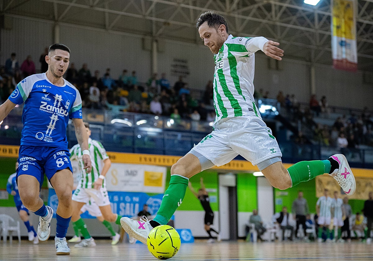 El último fichaje del Málaga Ciudad Redonda, Rafa López, en acción.