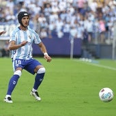 Luismi intenta llegar al balón minutos antes de sufrir el fuerte golpe en el rostro.