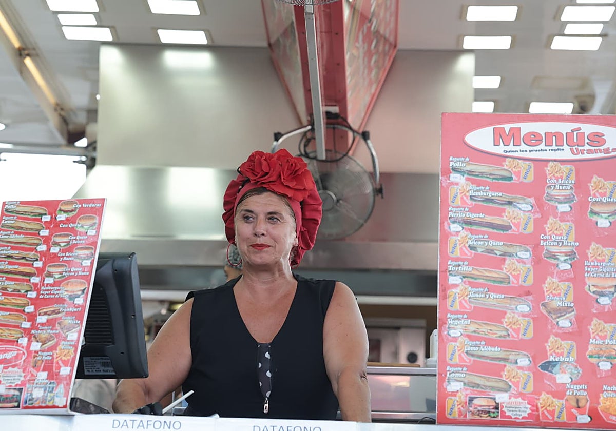 Carmen Uranga, en el puesto de Hamburguesas Uranga.