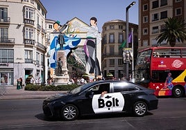 Un VTC, en esta Feria de Málaga, durante un trayecto en el Centro.