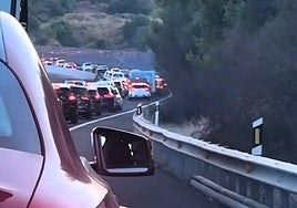 Los atascos en la autovía y en la autopista hicieron que muchos asistentes al concierto no pudieran llegar.