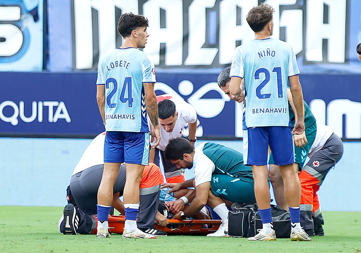 Luismi, en el momento en que fue colocado en la camilla el sábado para ser retirado del campo.