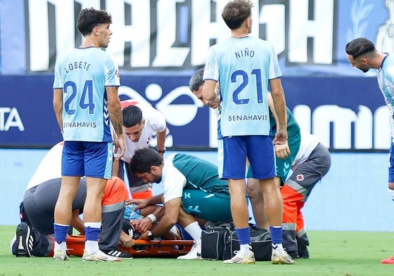 Luismi, en el momento en que fue colocado en la camilla el sábado para ser retirado del campo.