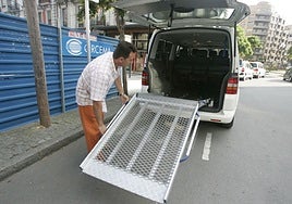 Taxi adaptado para personas con discapacidad.