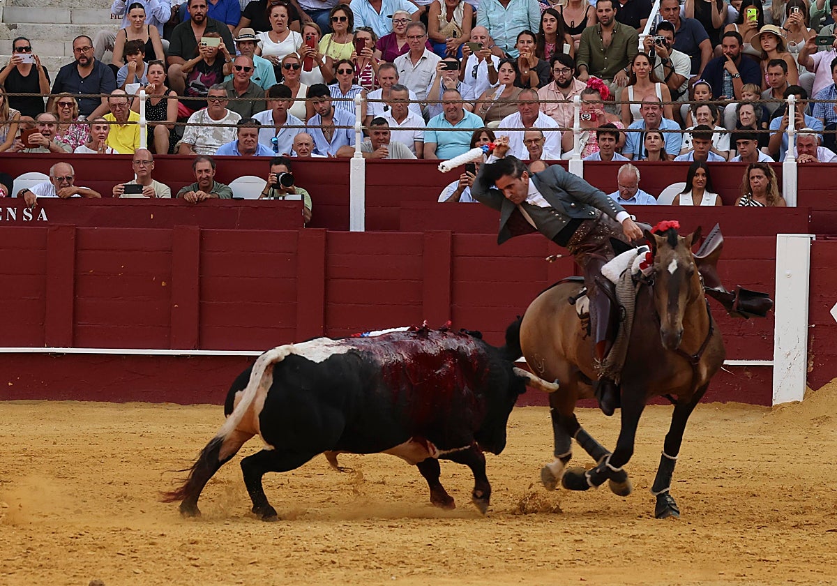 Banderilla de Ventura al primero de su lote a lomos de 'Bronce', sin cabezal.