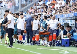 Luismi, en el momento de ser retirado del campo en el Málaga-Eibar del sábado.