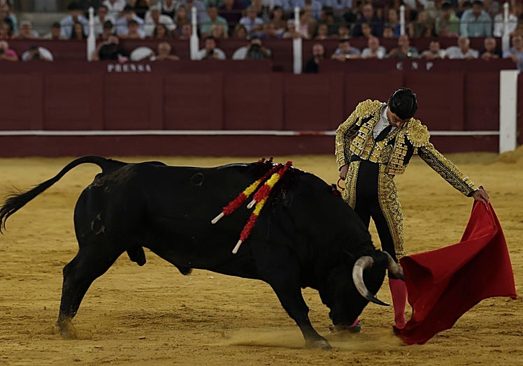 Aguado, al natural, ante el último del festejo.