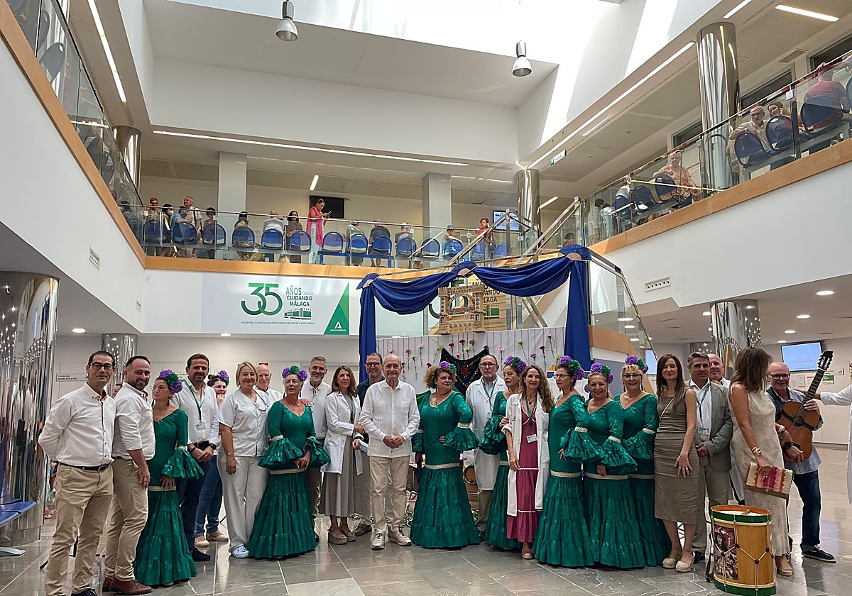 Imagen de la foto de grupo de la visita del alcalde al Clínico, quien ha estado acompañado por el delegado territorial de Salud y Consumo en Málaga, Carlos Bautista, y las concejalas Elisa Pérez de Siles y Carmen Casero, entre otras autoridades.