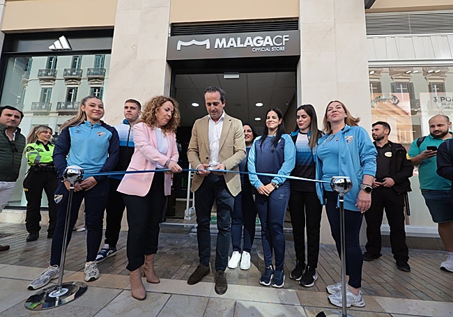 Elena Basterrechea y Kike Pérez, en la inauguración de la segunda tienda oficial, en calle Larios, en mayo.