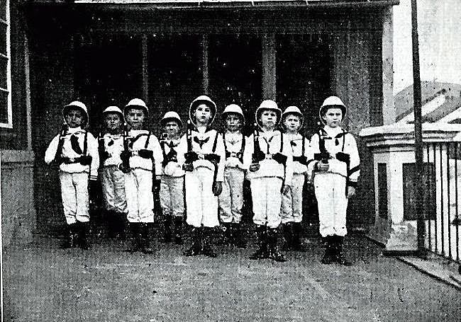 Alumnos del Centro Técnico formando en la terraza hacia 1910. Archivo Díaz de Escovar-Fundación Unicaja