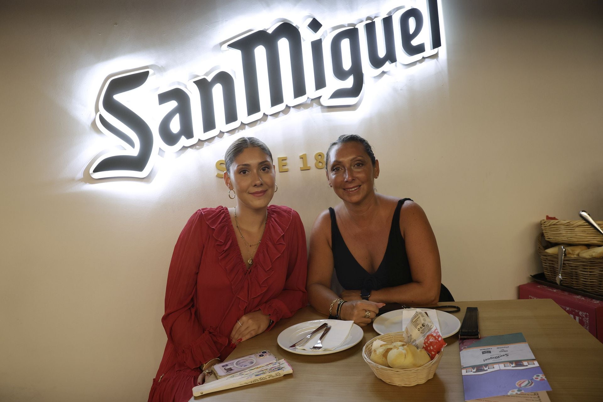 Alicia Calvo y Joanna Román.