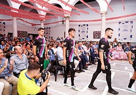 Los modelos (jugadores) que presentaron la segunda equipación, en la caseta de la Asociación del Centro Histórico en la Feria de Málaga.