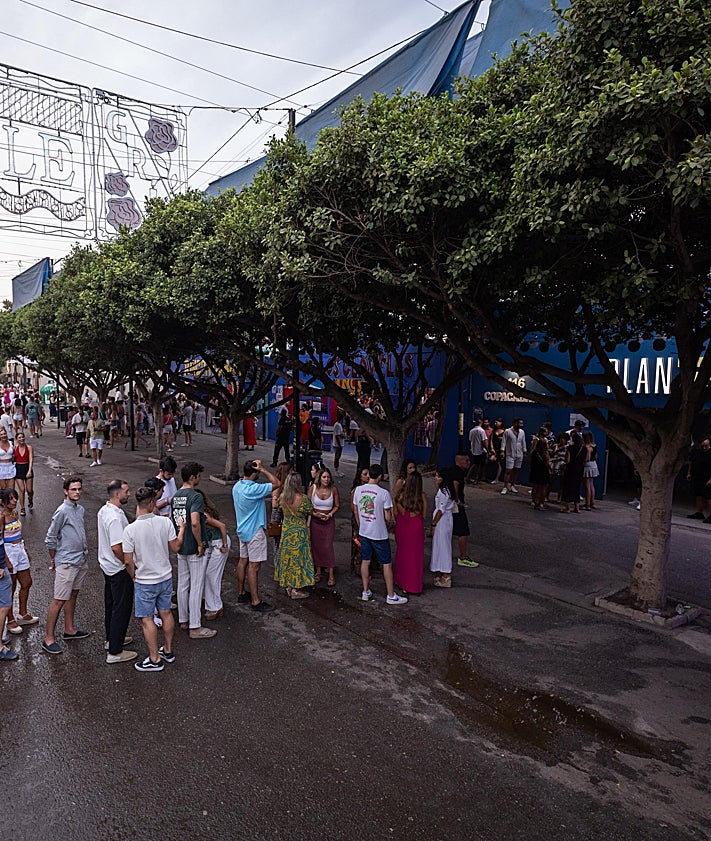 Imagen secundaria 2 - Colas de hasta una hora para conseguir entrar en casetas de fiesta del real