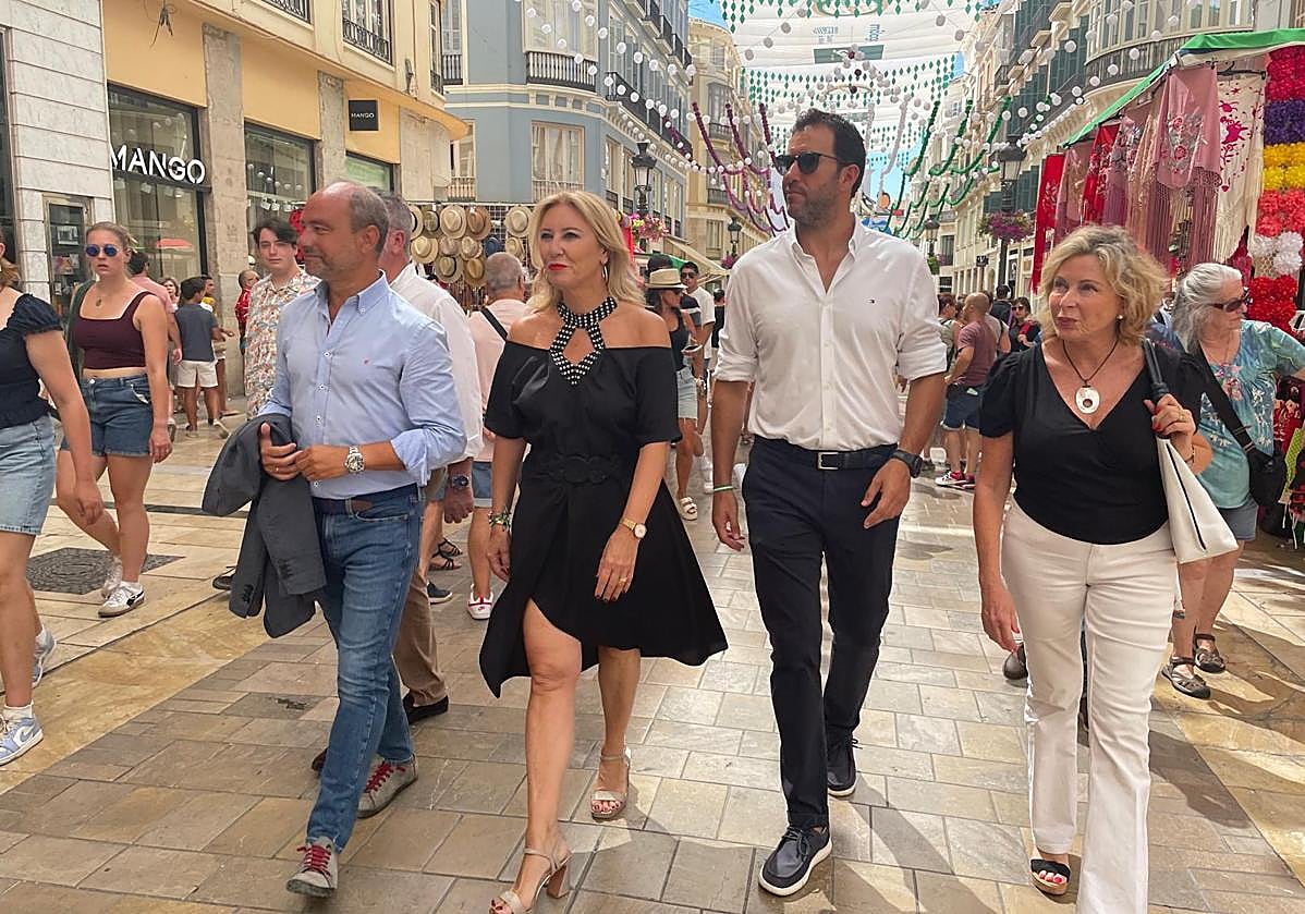 Carolina España, hoy, en su visita a la Feria de Málaga, junto a otros cargos autonómicos.