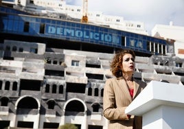 La ministra de Hacienda, María Jesús Montero, en una visita al paraje donde se alza el hotel de El Algarrobico.