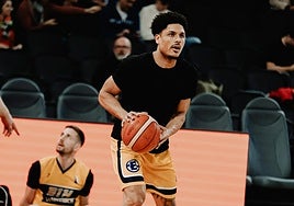 Xavier Castañeda, calentando en un partido con Bosnia.