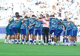 La 'piña' de los jugadores malaguistas, titulares y suplentes, antes del debut liguero ante el Eibar en La Rosaleda el sábado.