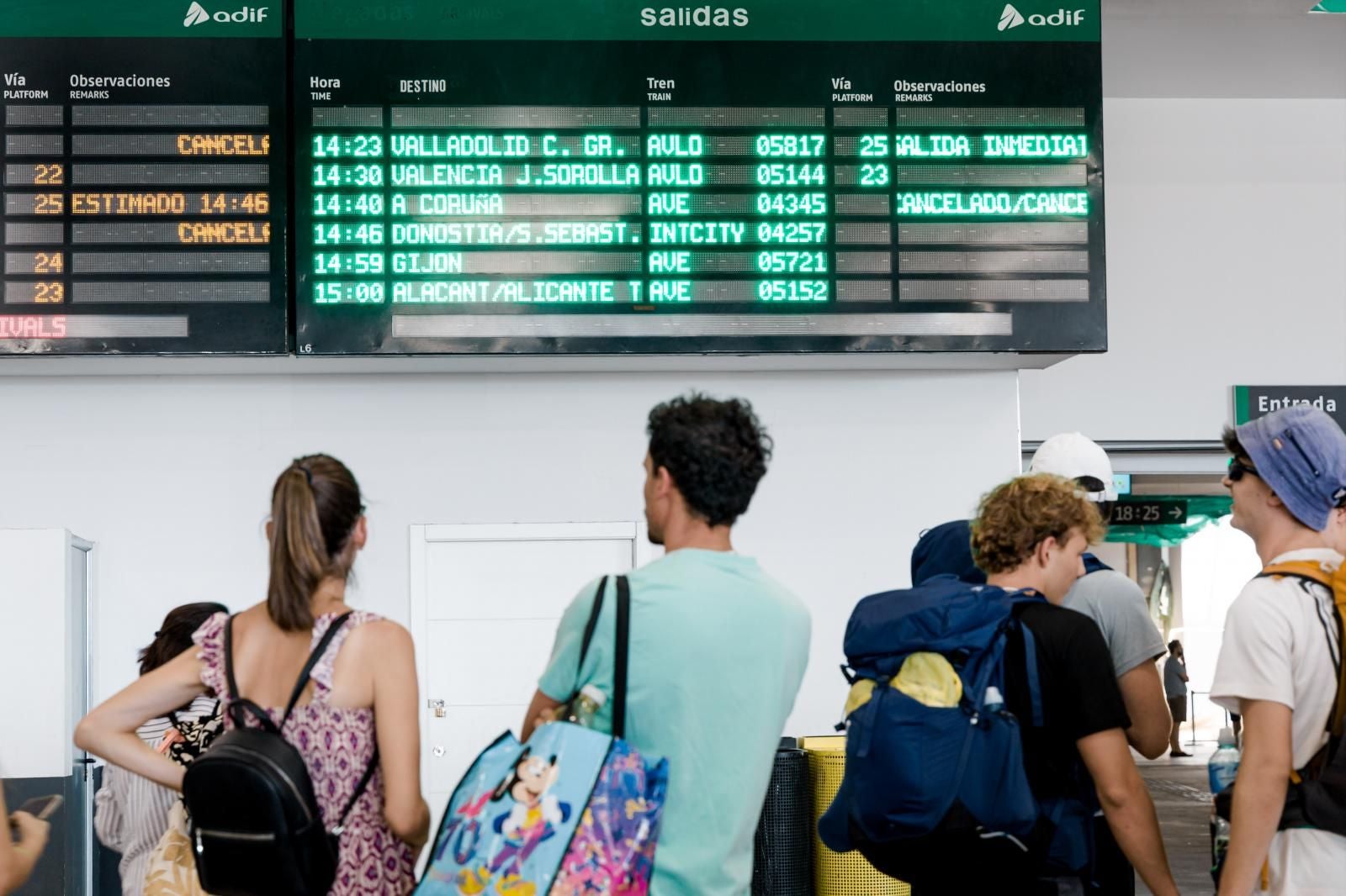Pasajeros en una estación de trenes de Galicia, este martes