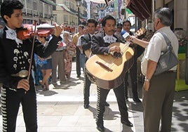 Unos mariachis actuando en Málaga.