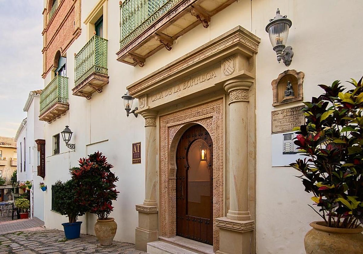 Edificio que alberga apartamentos turísticos en el centro de Estepona.