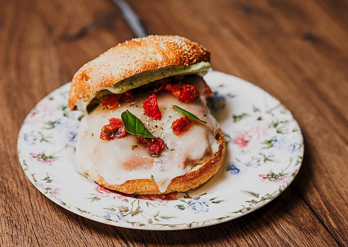Imagen secundaria 1 - El bocadillo de «armóndigas» y las torrijas de Torre del Mar conquistan Japón