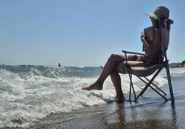 Una bañista se refugia del calor esta semana en una playa malagueña