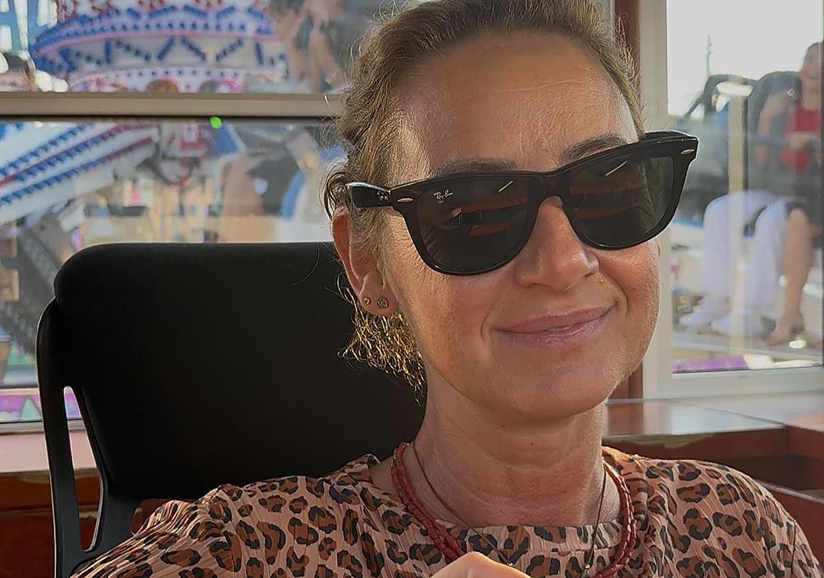 Montserrat Pérez, en la taquilla de su puesto de atracción, Super Saltamontes.