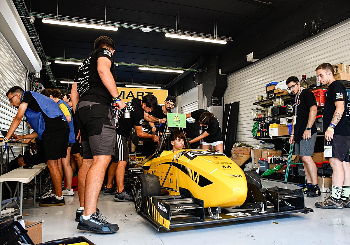 El equipo de la UMA, en uno de los boxes del circuito de Montmeló.