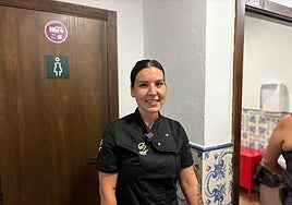 Irene Benítez, en su puesto de trabajo en la caseta El Pimpi.