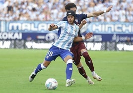 Luismi controla el balón durante el partido en el que cayó lesionado.
