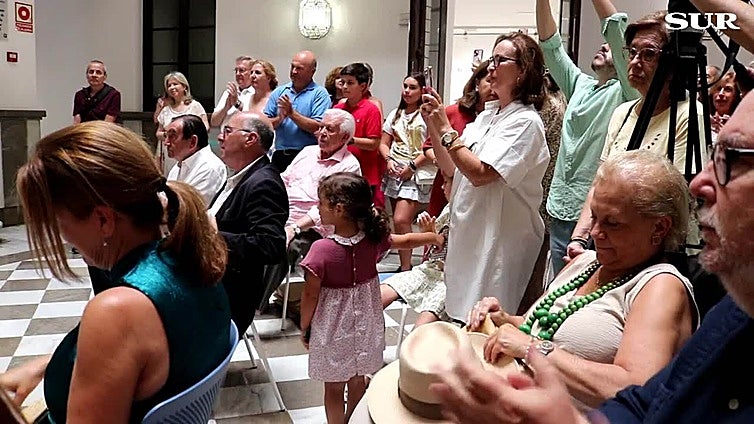 Estefanía Recio muestra en su cartel a la Patrona de Málaga bajo el templete que recuperará en su procesión de alabanza