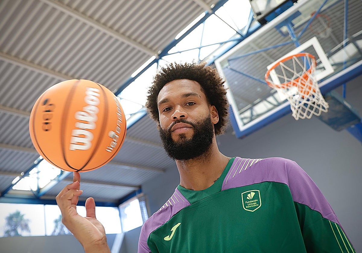 James Webb, posando en la pista auxiliar del Carpena.