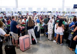 Colas ante los mostradores de facturación en el aeropuerto de Málaga en estos días de agosto.