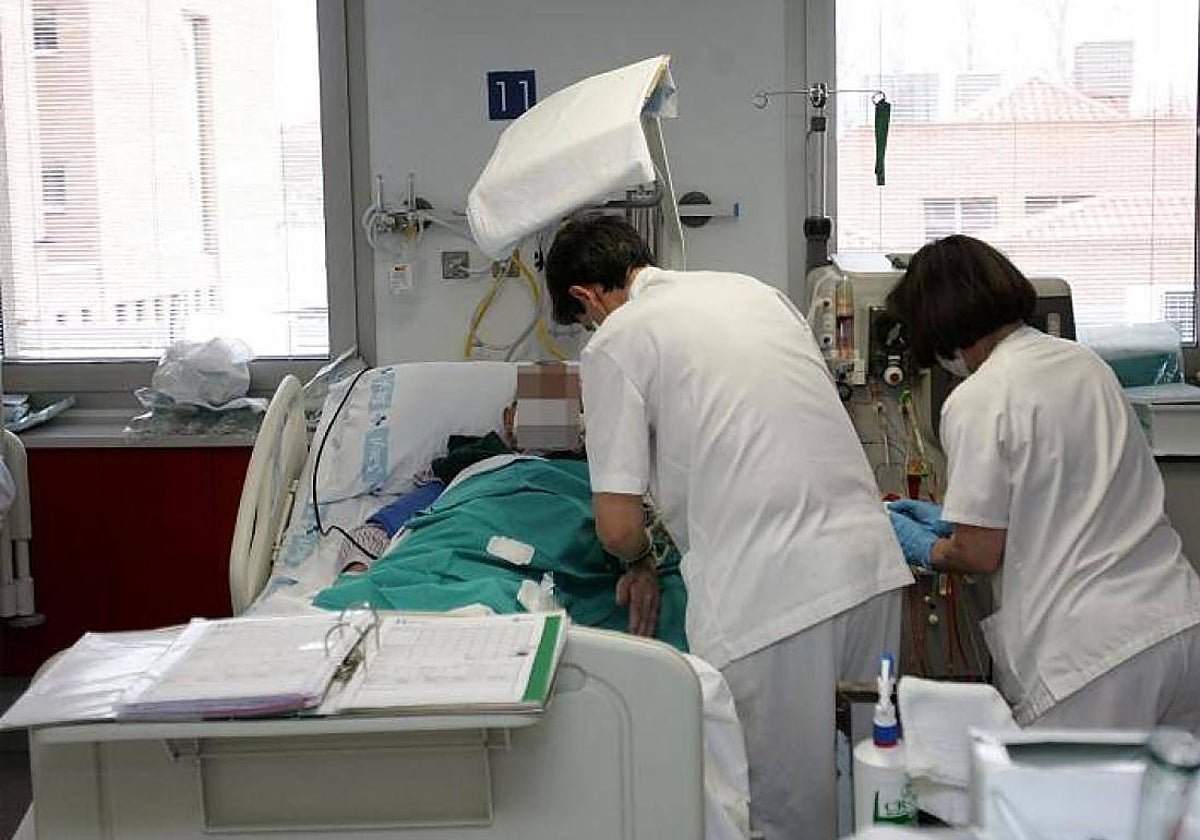 Personal de enfermería atiende a un enfermo en un hospital.