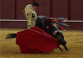 Derechazo de Daniel Luque al segundo de su lote.